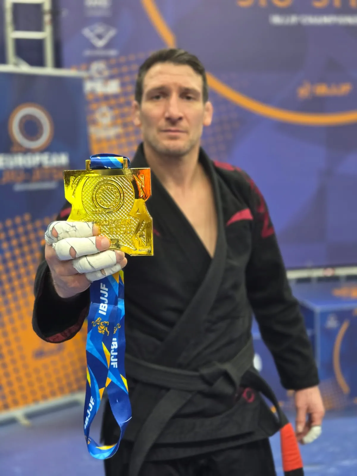 Olivier « Mako » Michailesco, médaille d’or autour du cou, aux championnats d’Europe IBJJF