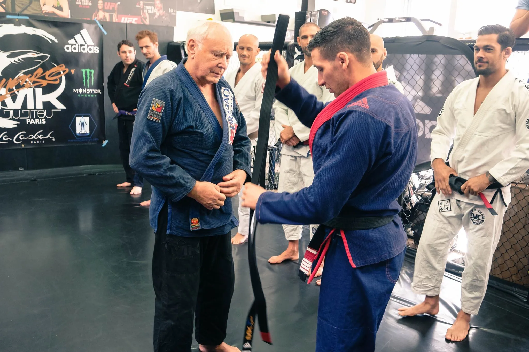 Mako remet une ceinture à un élève lors d’une remise de grades