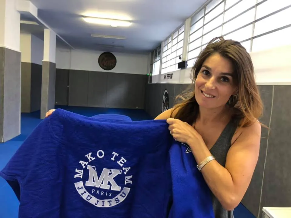 Christelle Michaïlesco présentant un kimono Mako Team